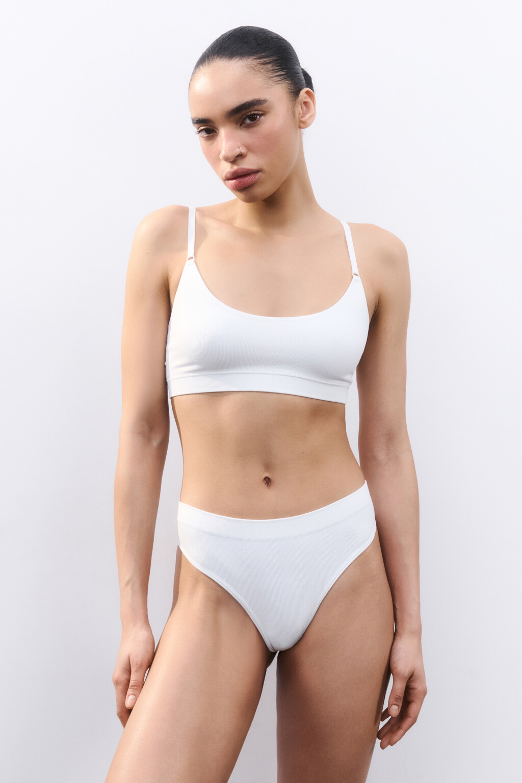 Трусы-стринги бесшовные в рубчик - цвет белый - 4