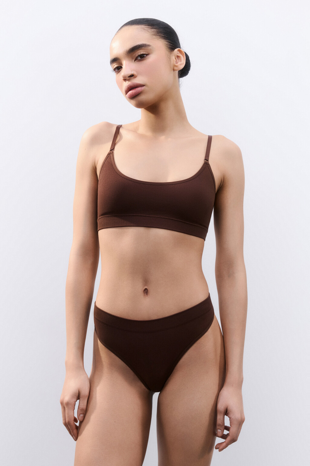 Трусы-стринги бесшовные в рубчик - цвет коричневый - 4