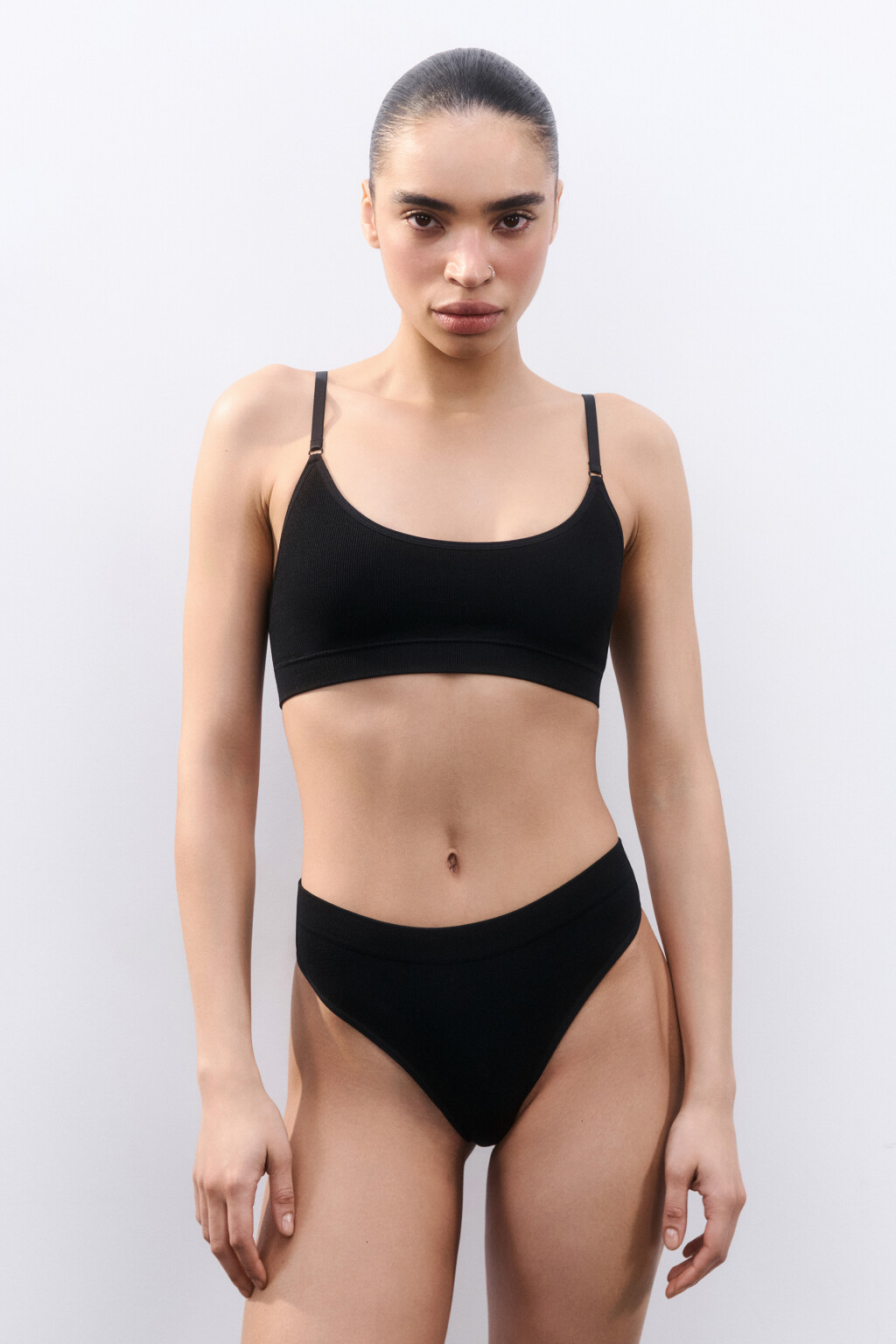 Трусы-стринги бесшовные в рубчик - цвет черный - 4