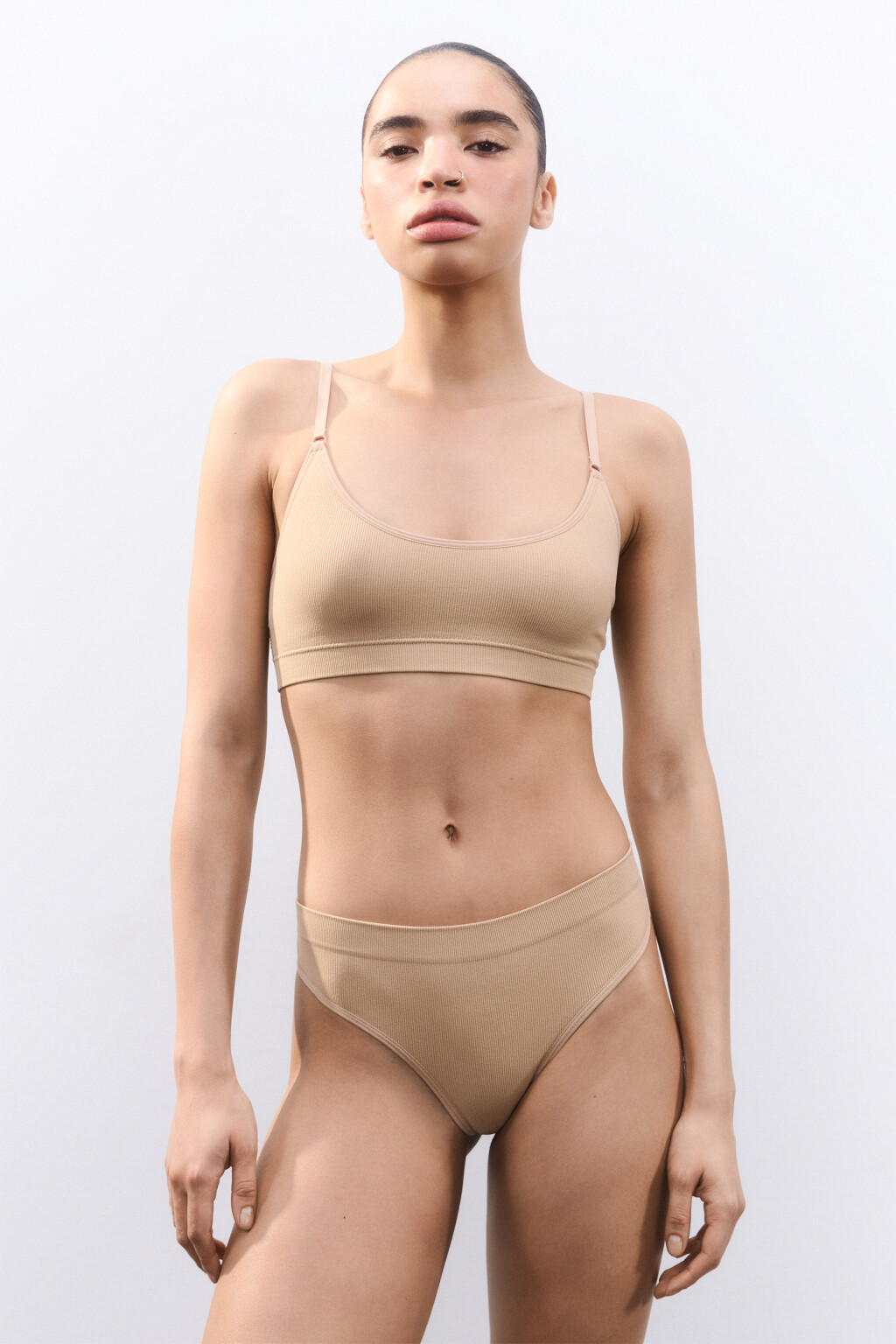 Трусы-стринги бесшовные в рубчик - цвет бежевый - 4