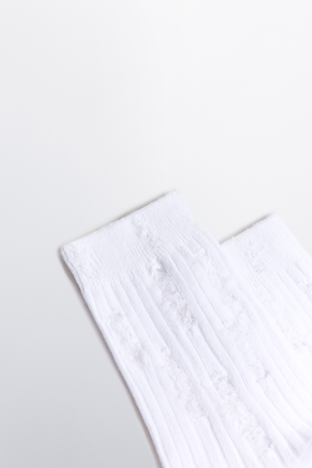 Носки рваные в рубчик - цвет белый - 2