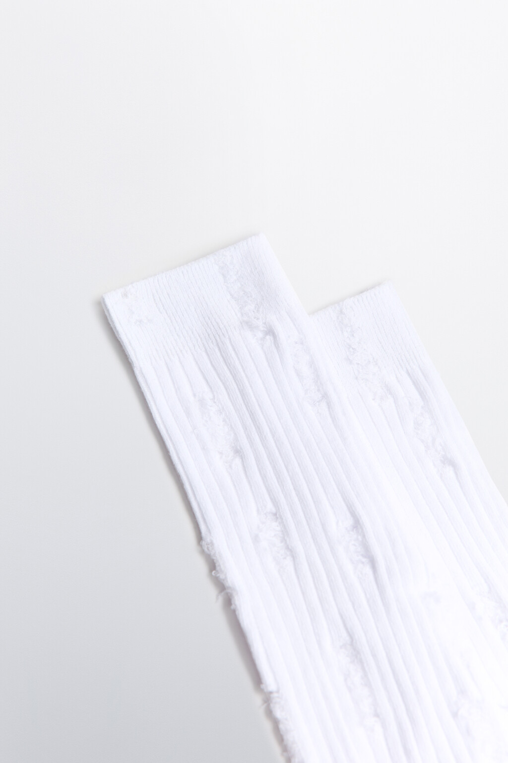 Гольфы рваные в рубчик - цвет белый - 3