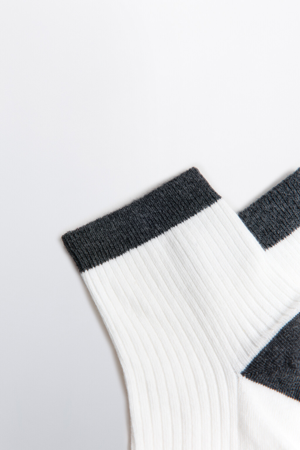 Носки высокие в рубчик с контрастными вставками - цвет серый - 2