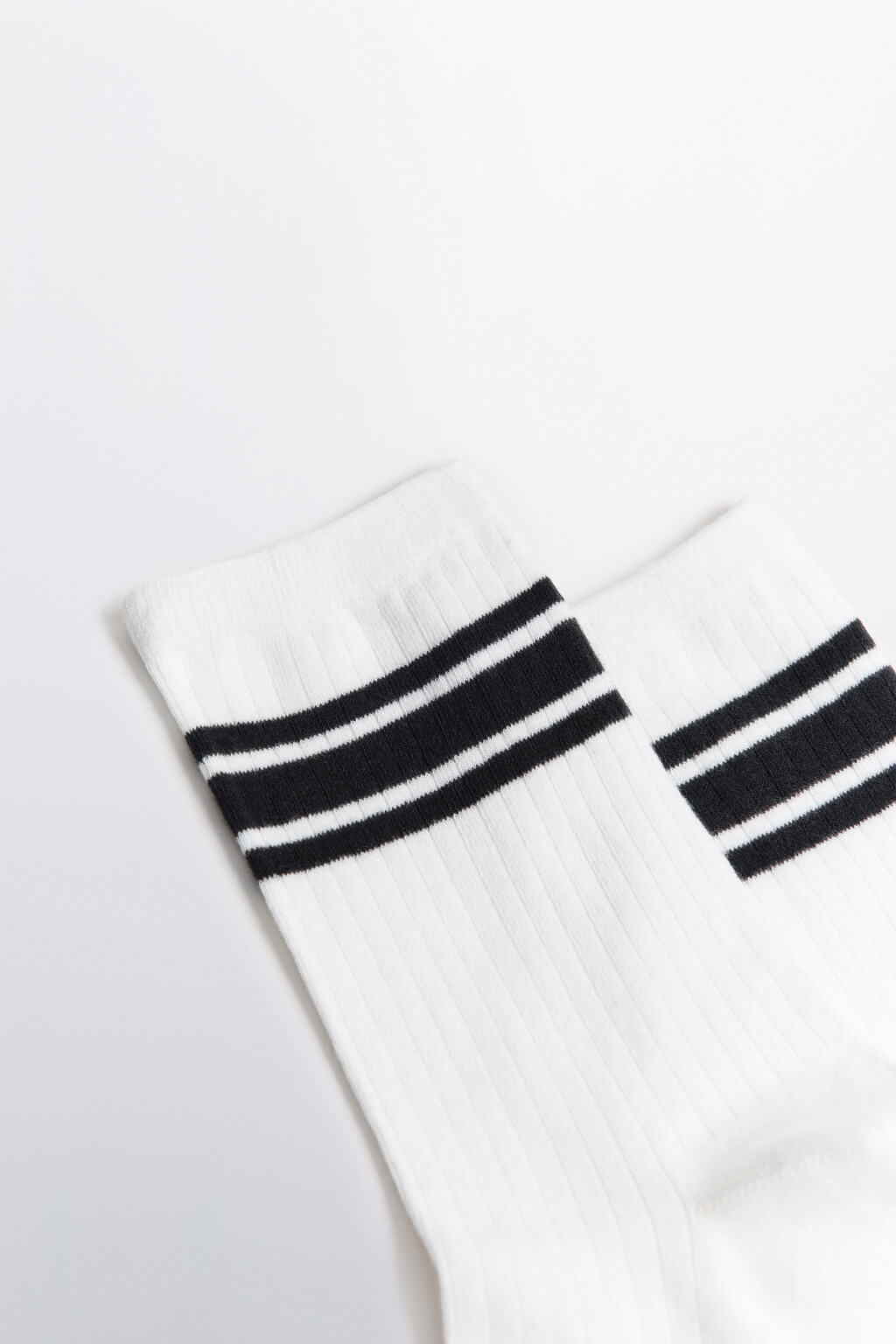 Носки в рубчик с контрастными полосками - цвет белый - 2
