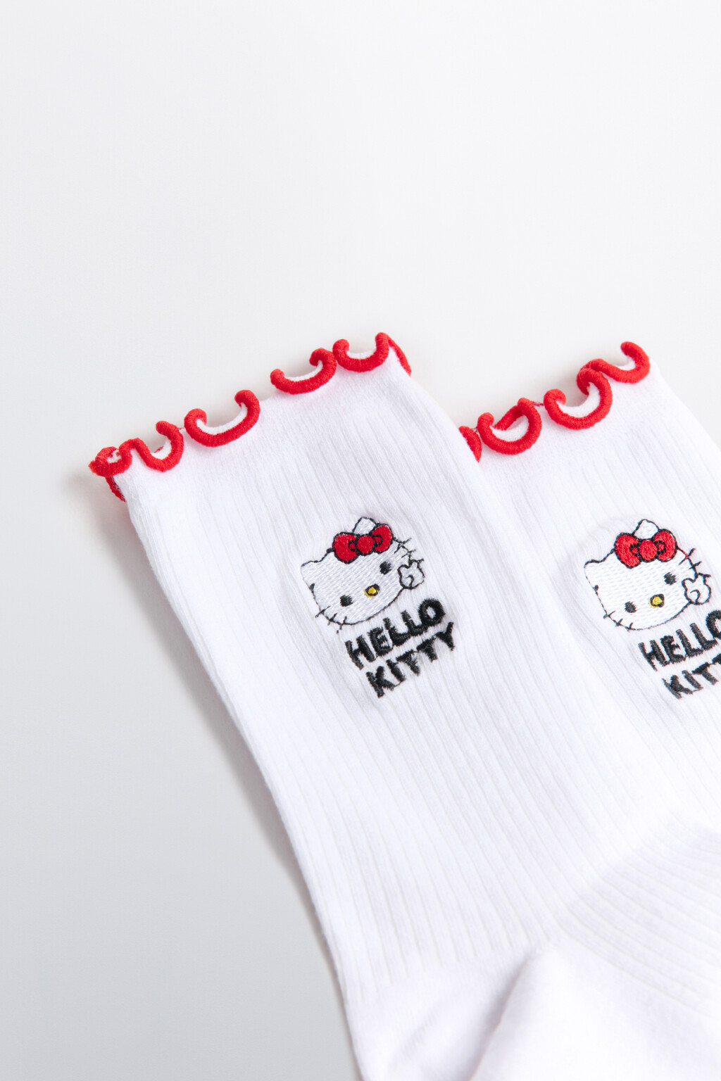 Носки высокие в рубчик с оборками и принтом - цвет белый - 2