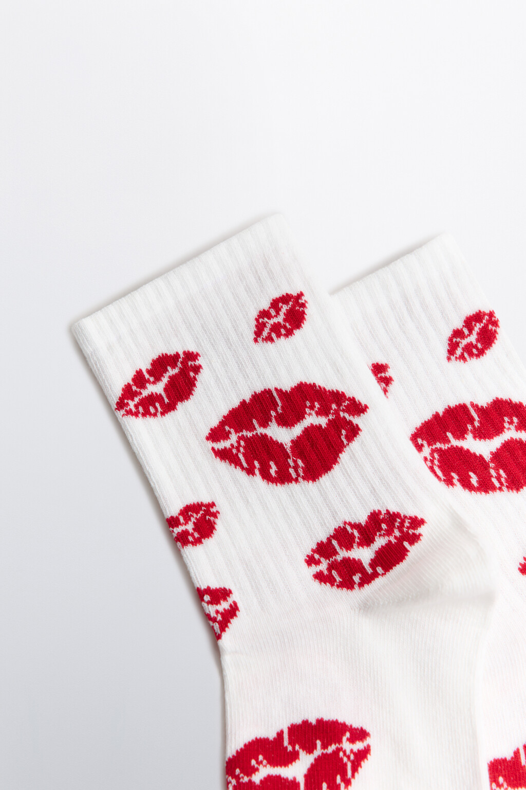 Носки высокие в рубчик с поцелуями - цвет красный - 2
