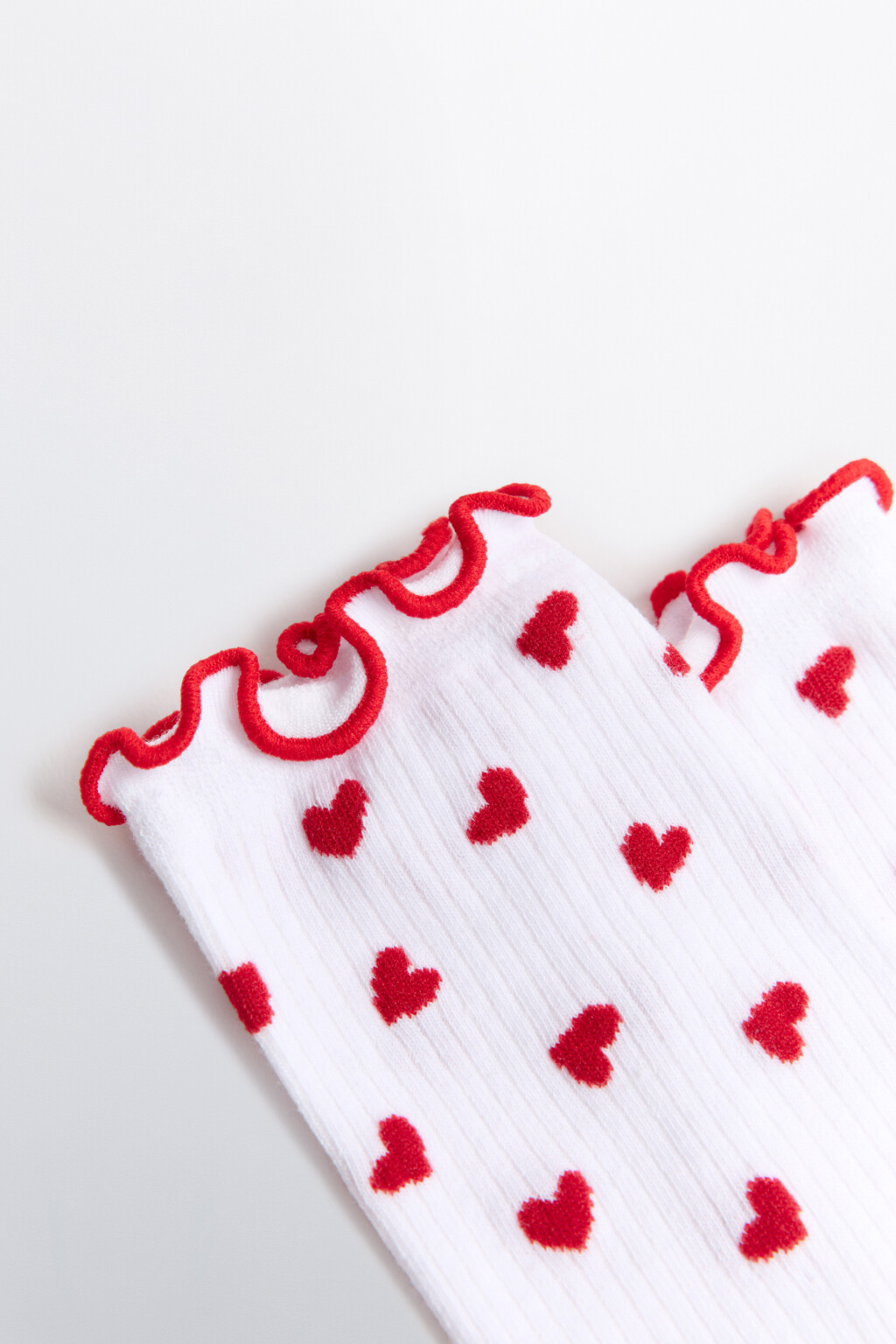 Носки высокие в рубчик с оборками и принтом - цвет белый - 2