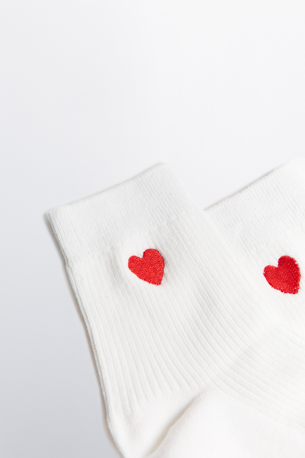 Носки высокие в рубчик с сердечком - цвет белый - 2