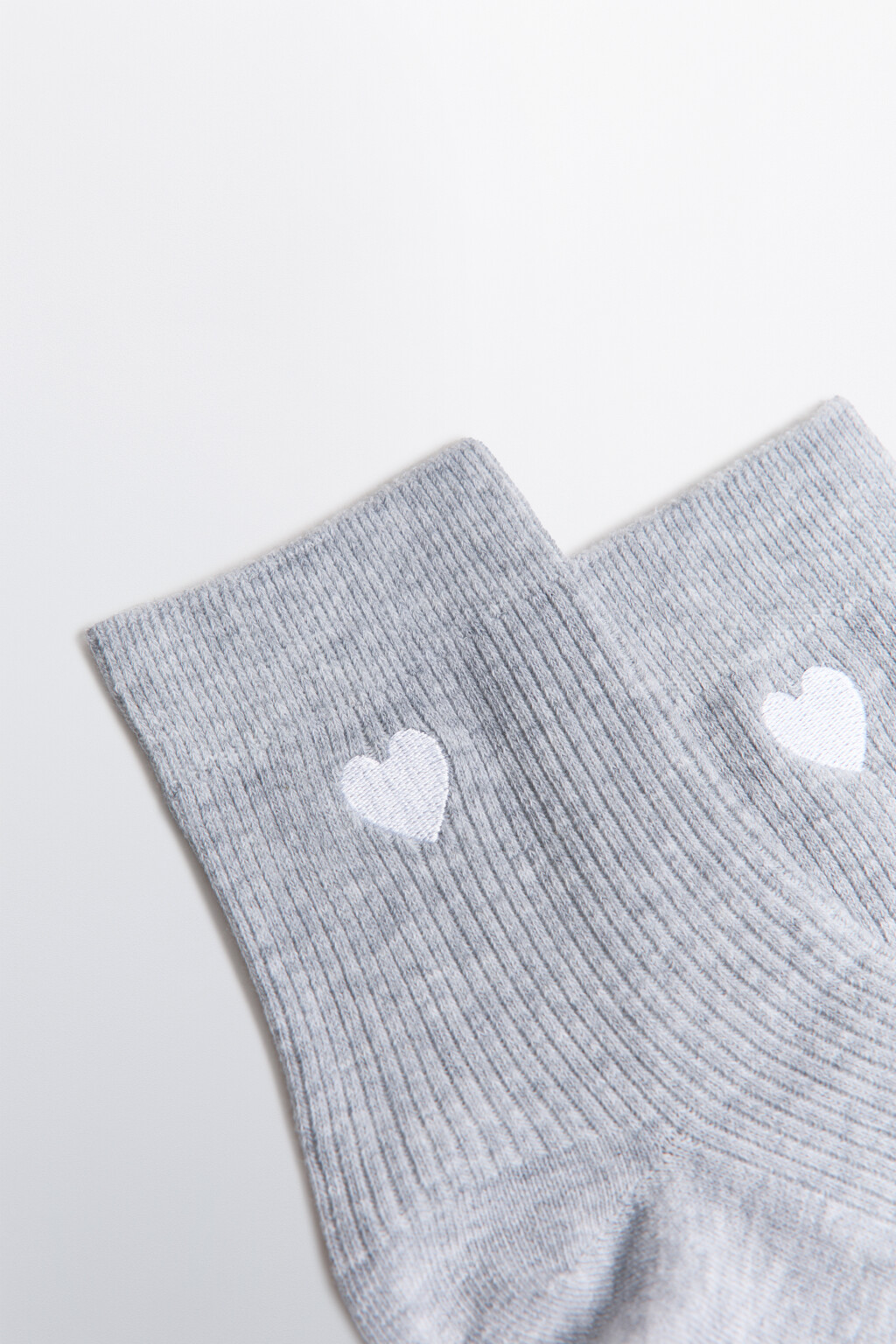 Носки высокие в рубчик с сердечком - цвет серый - 2