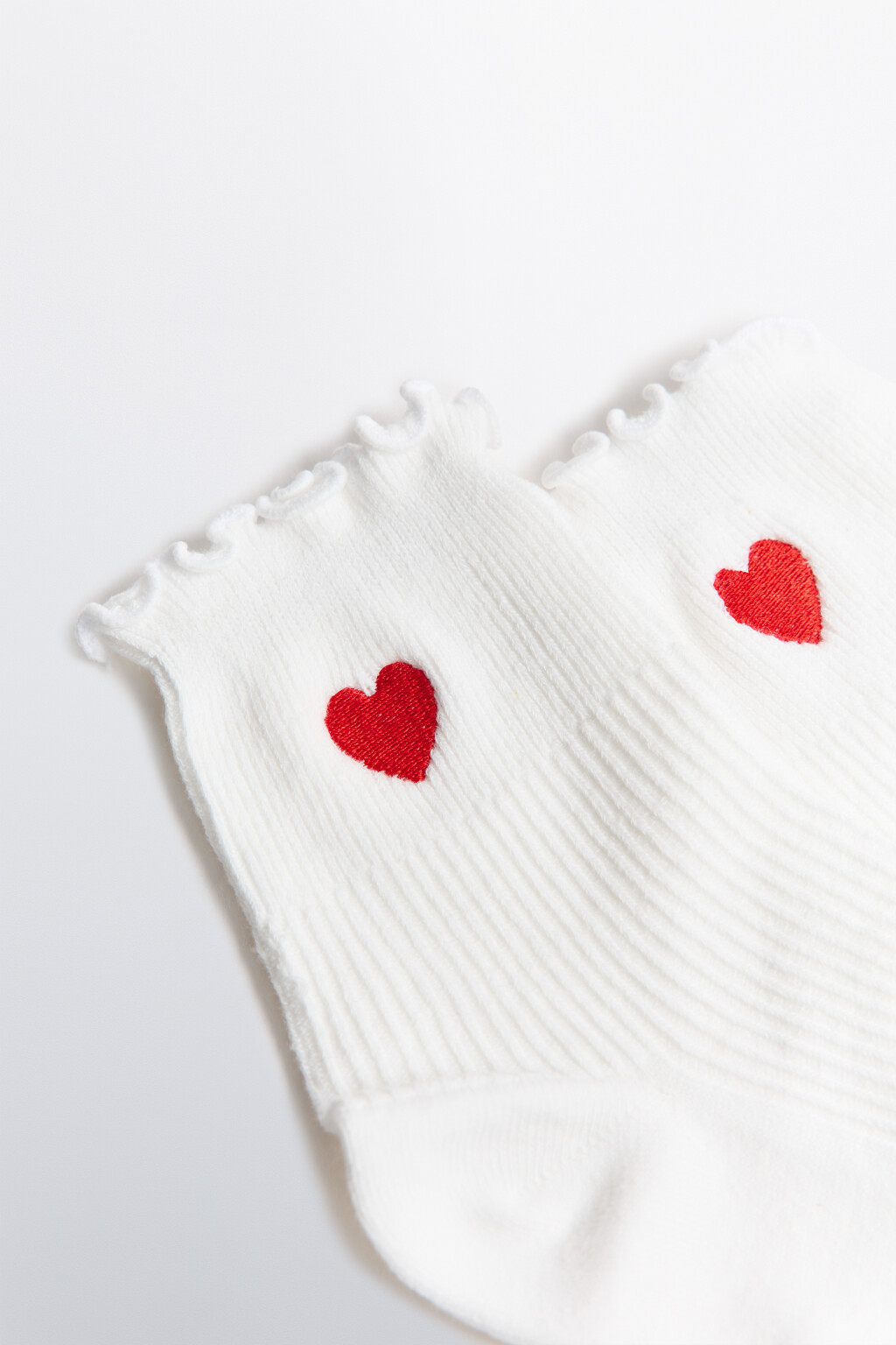 Носки высокие в рубчик с оборками и сердечком - цвет белый - 2