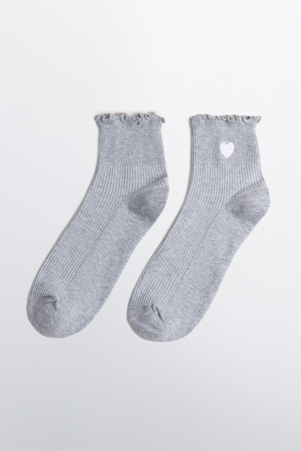 Носки высокие в рубчик с оборками и сердечком - цвет серый - 1