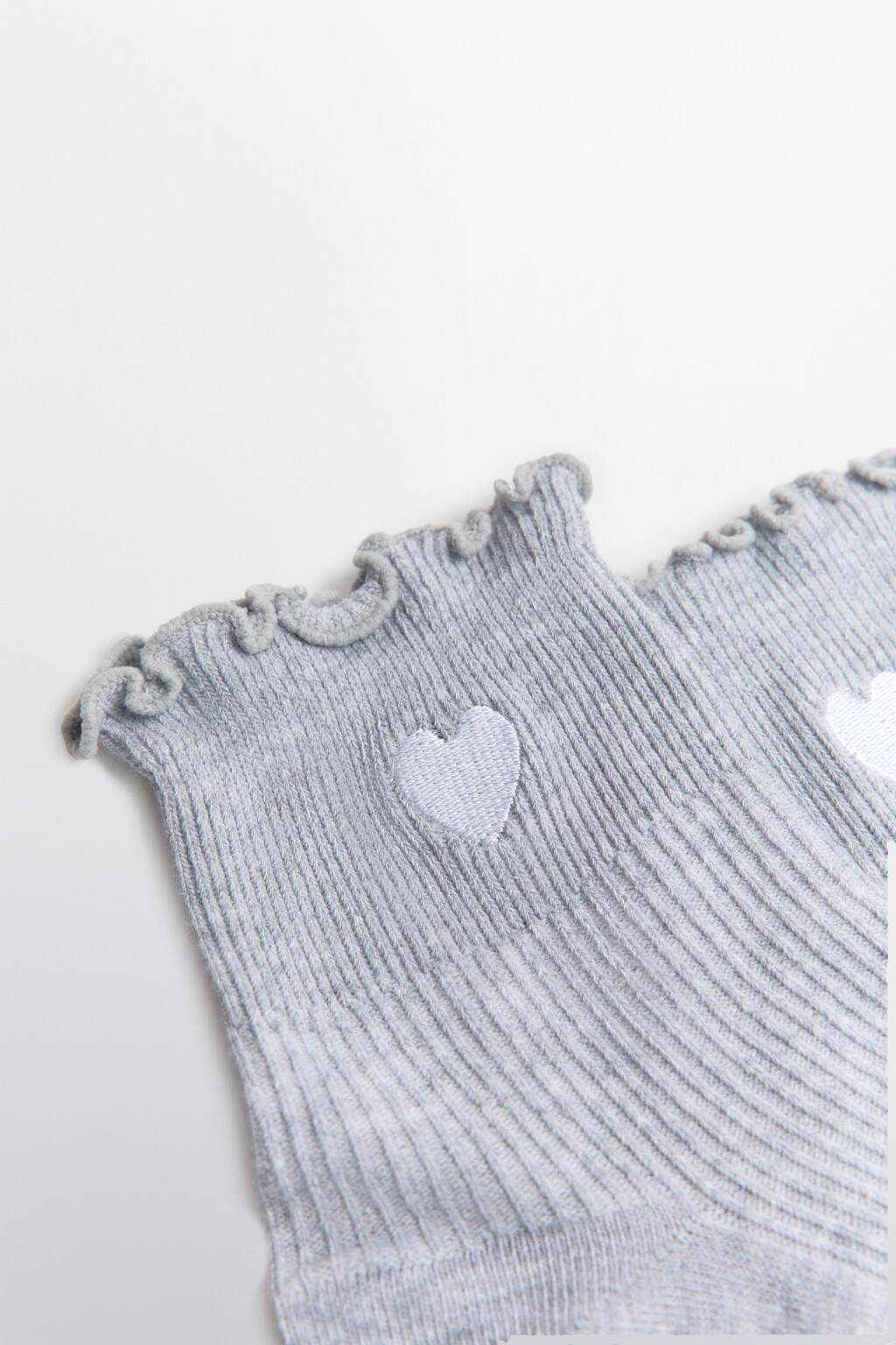 Носки высокие в рубчик с оборками и сердечком - цвет серый - 2