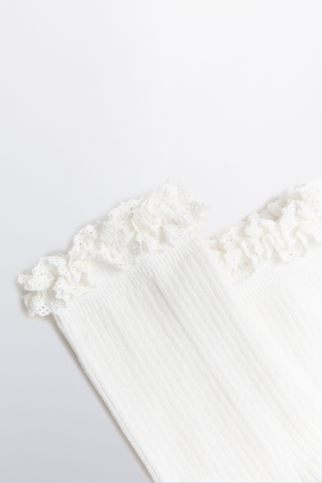 Носки высокие в рубчик с кружевом - цвет белый - 2
