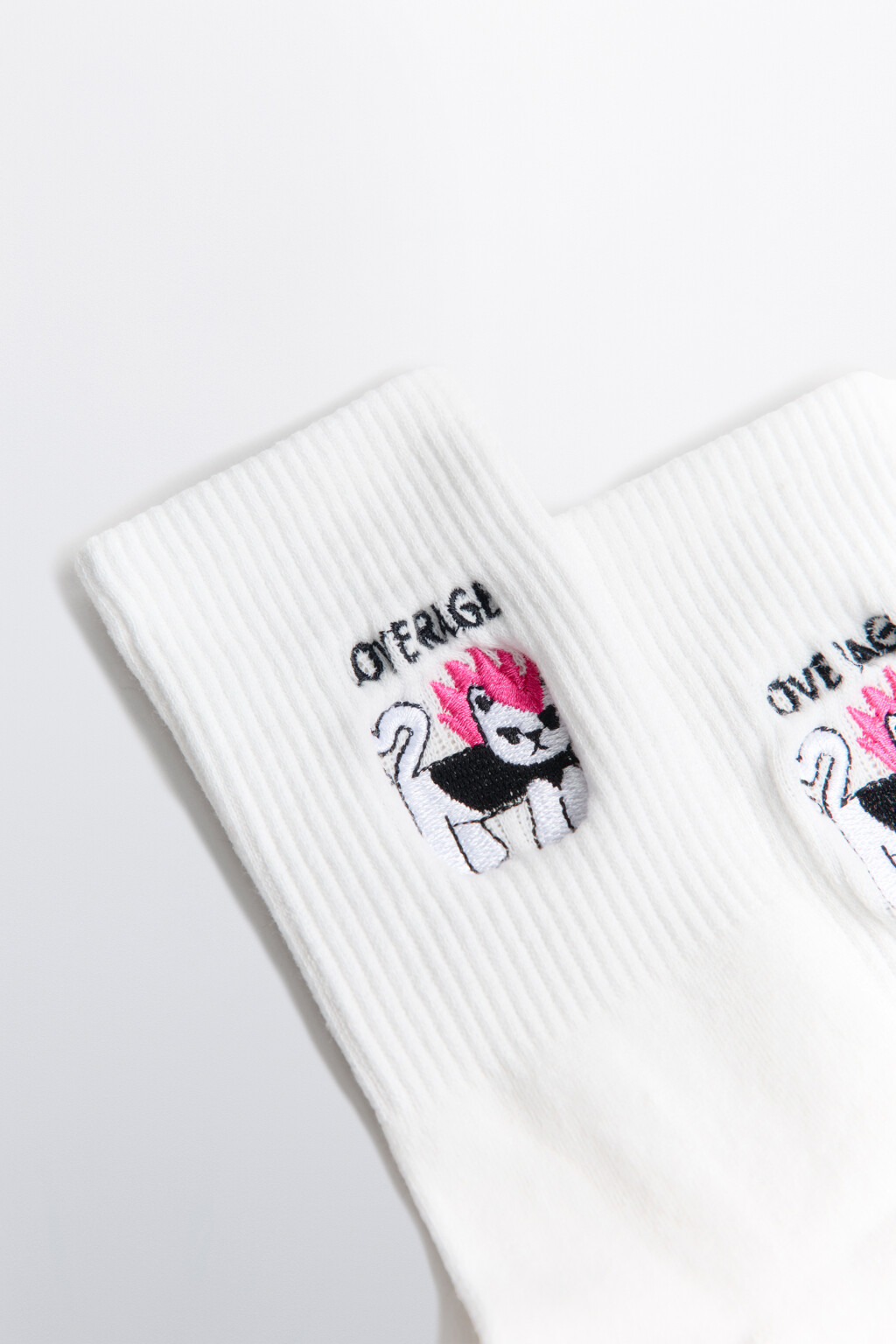Носки высокие в рубчик с вышивкой-котом - цвет белый - 2