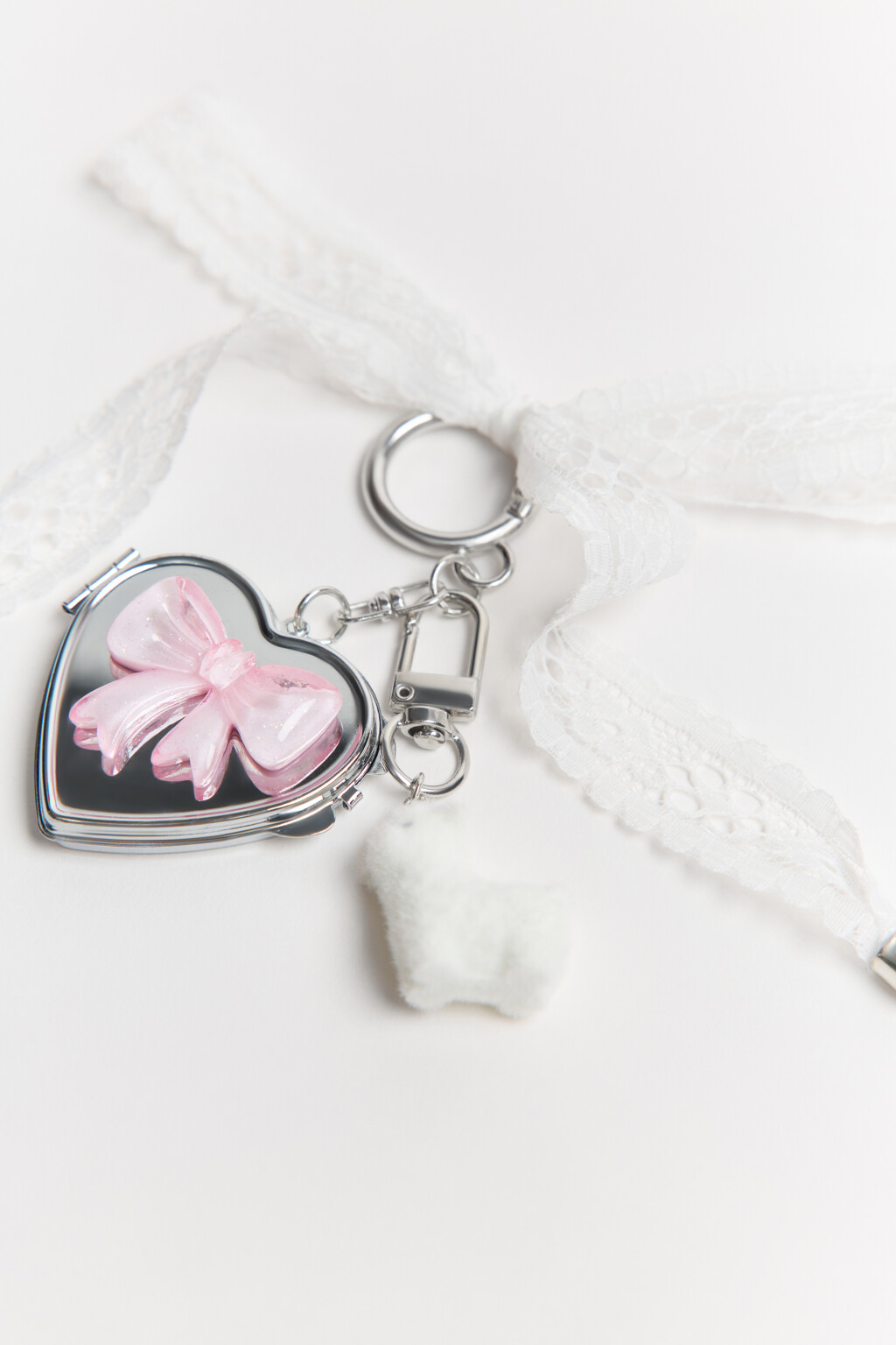 Брелок-сердечко с овечкой и бантиком - цвет серый - 2