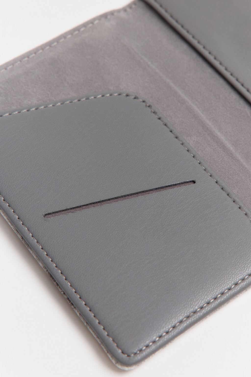 Обложка на паспорт с кожаной фактурой и принтом - цвет мультиколор - 2