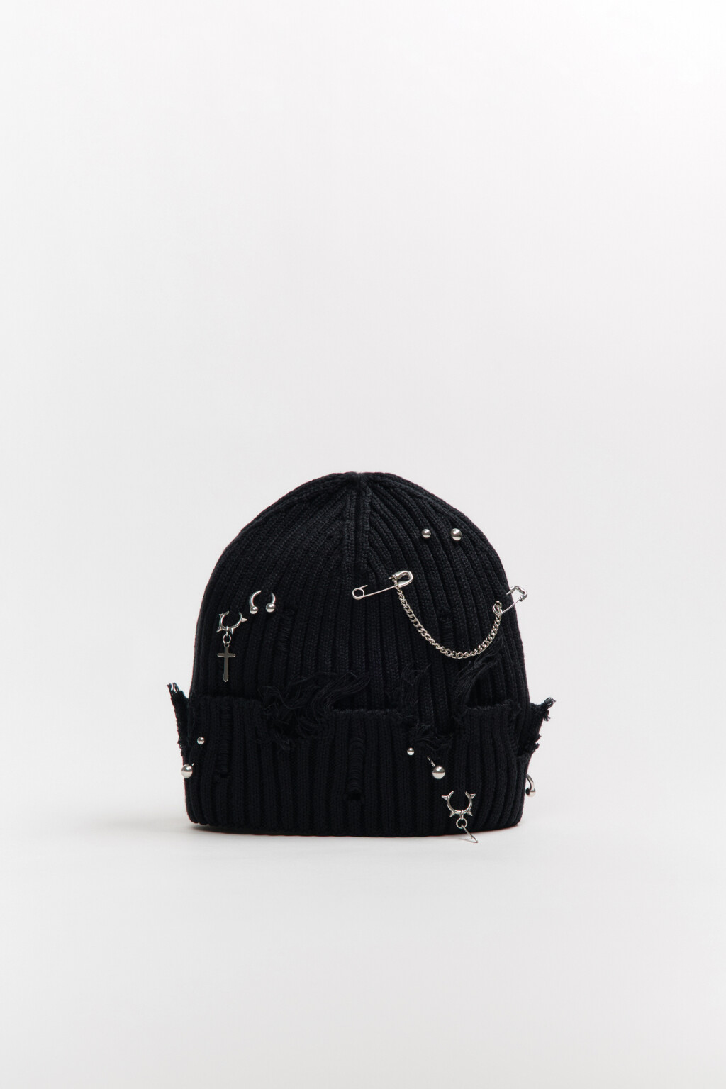 Шапка рваная с брелоками и булавками - цвет черный - 3