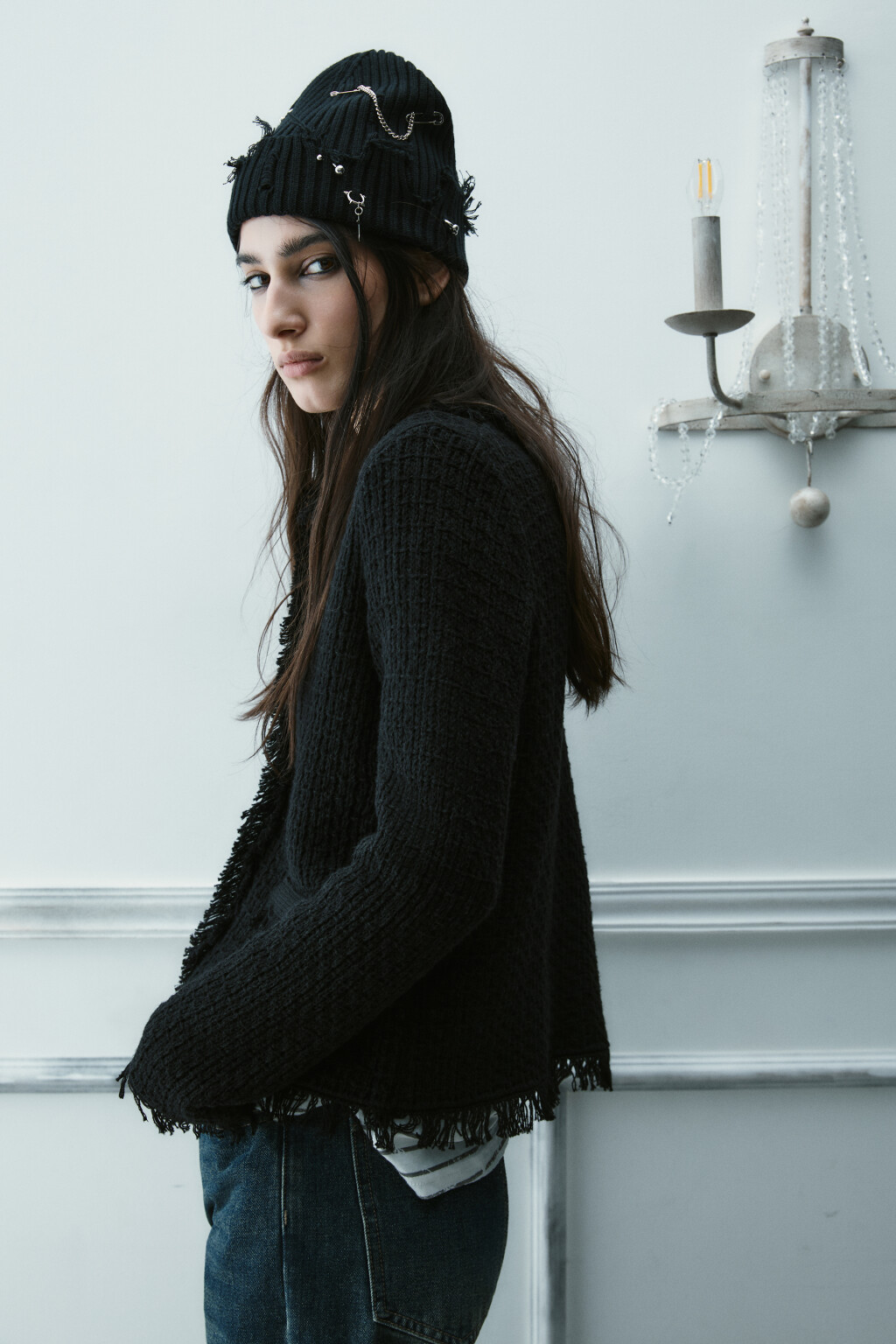 Шапка рваная с брелоками и булавками - цвет черный - 2