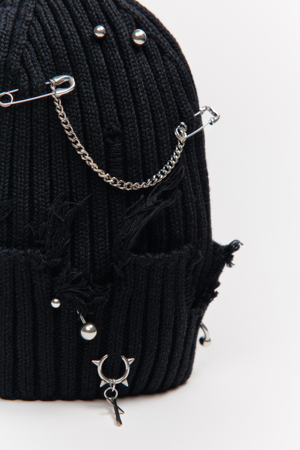 Шапка рваная с брелоками и булавками - цвет черный - 4