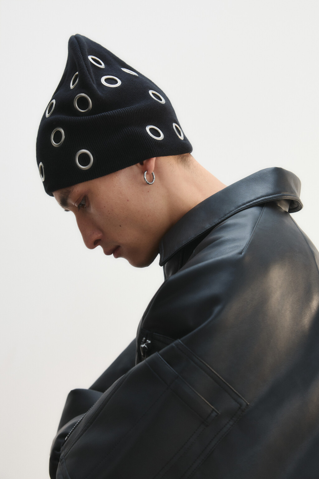 Шапка-бини в рубчик с декоративными люверсами - цвет черный - 1