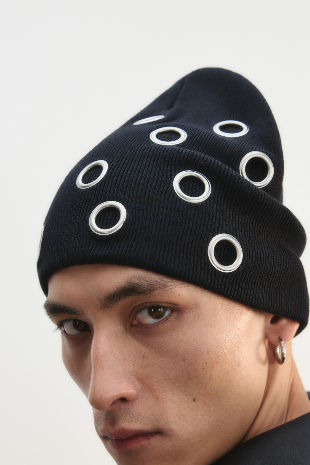 Шапка-бини в рубчик с декоративными люверсами - цвет черный - 2