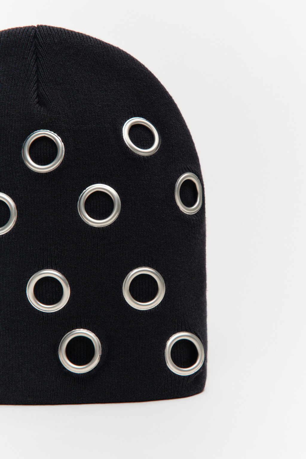 Шапка-бини в рубчик с декоративными люверсами - цвет черный - 4
