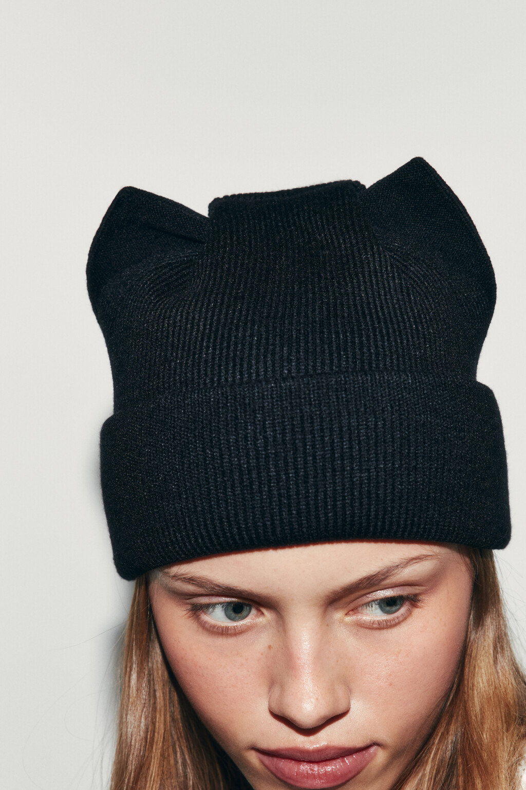 Шапка-бини с ушками и кашемиром - цвет черный - 3
