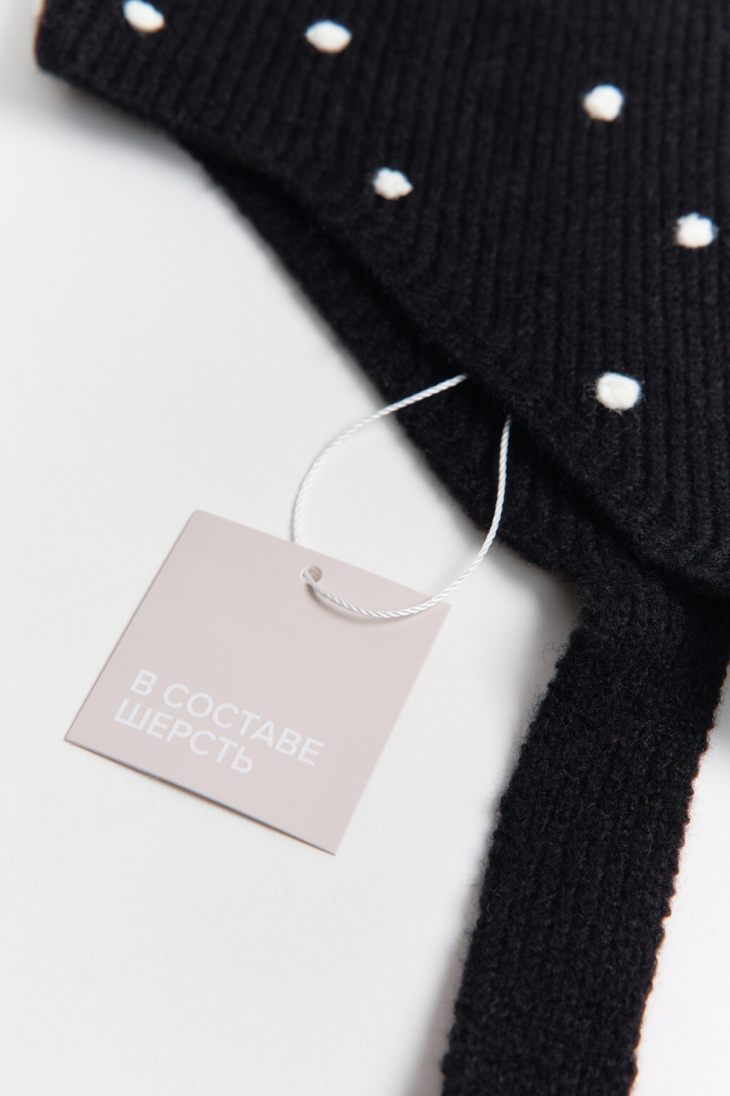 Шапка-чепчик с вышивкой и шерстью - цвет черный - 2