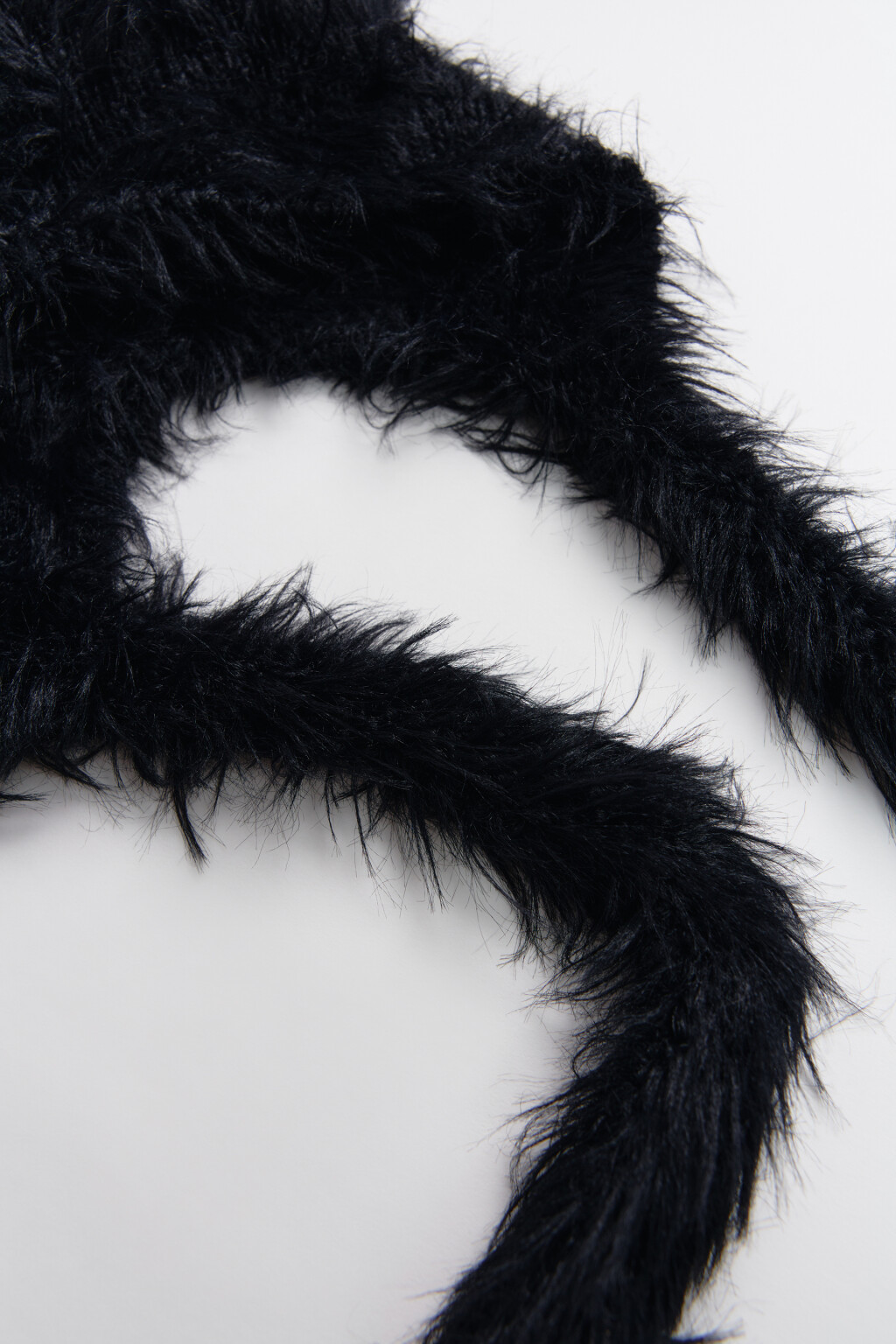 Шапка пушистая с ушками на завязках - цвет черный - 2