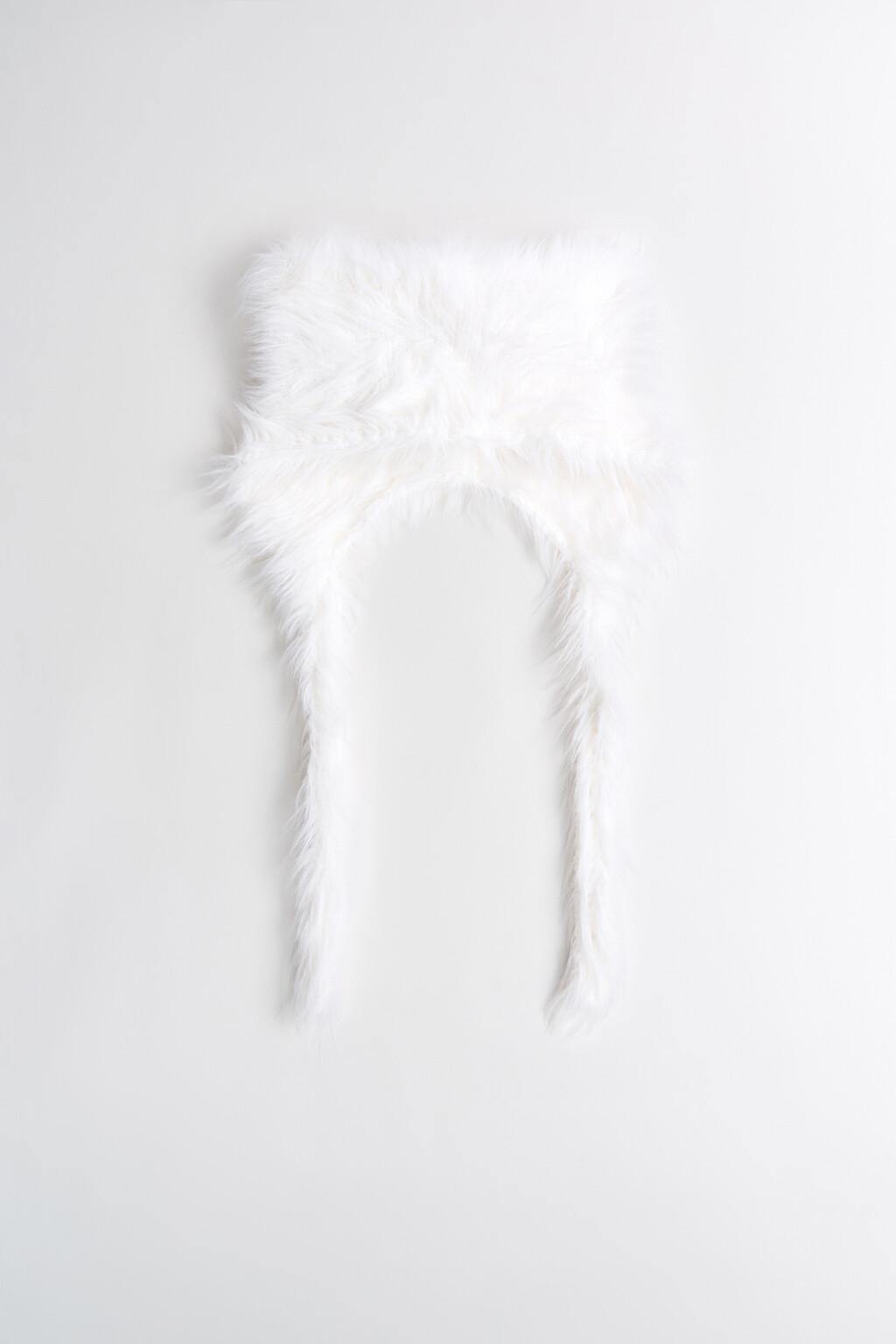 Шапка пушистая с ушками на завязках - цвет молочный - 1