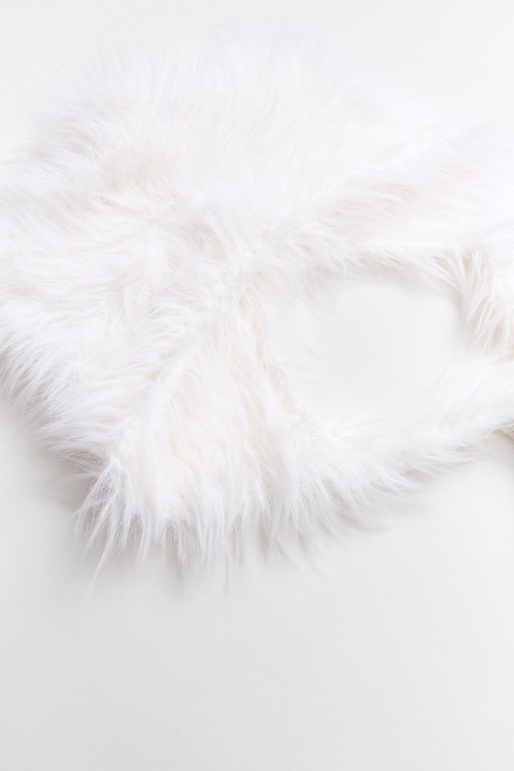 Шапка пушистая с ушками на завязках - цвет молочный - 2