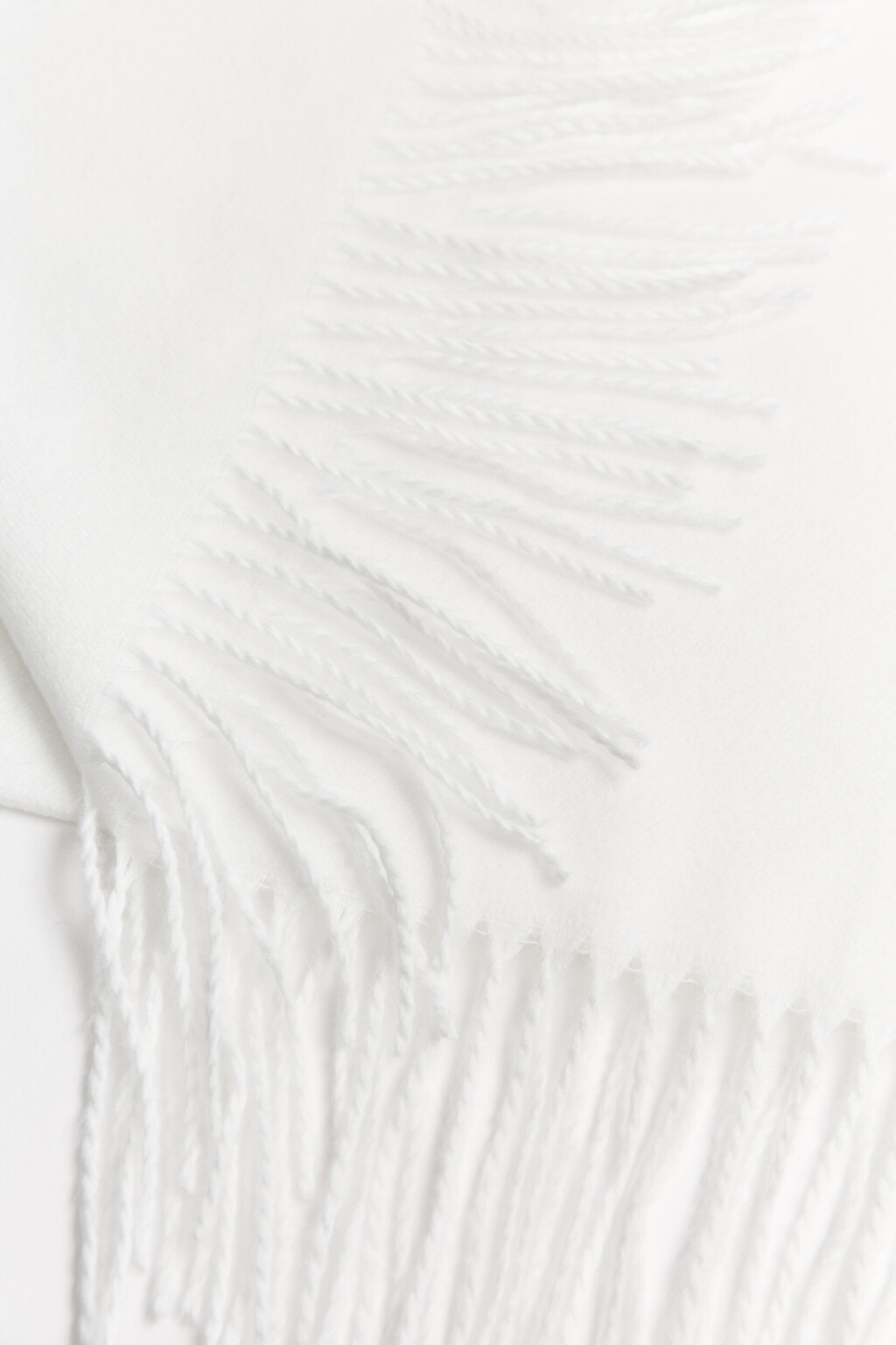 Шарф тонкий с бахромой - цвет белый - 2