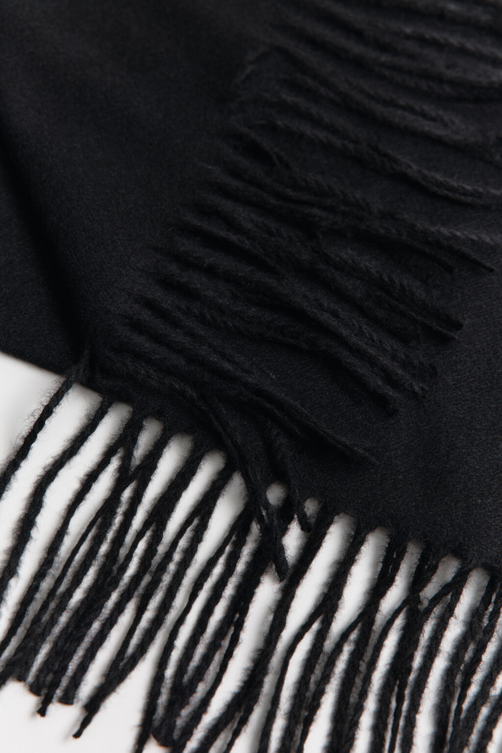 Шарф тонкий с бахромой - цвет черный - 2