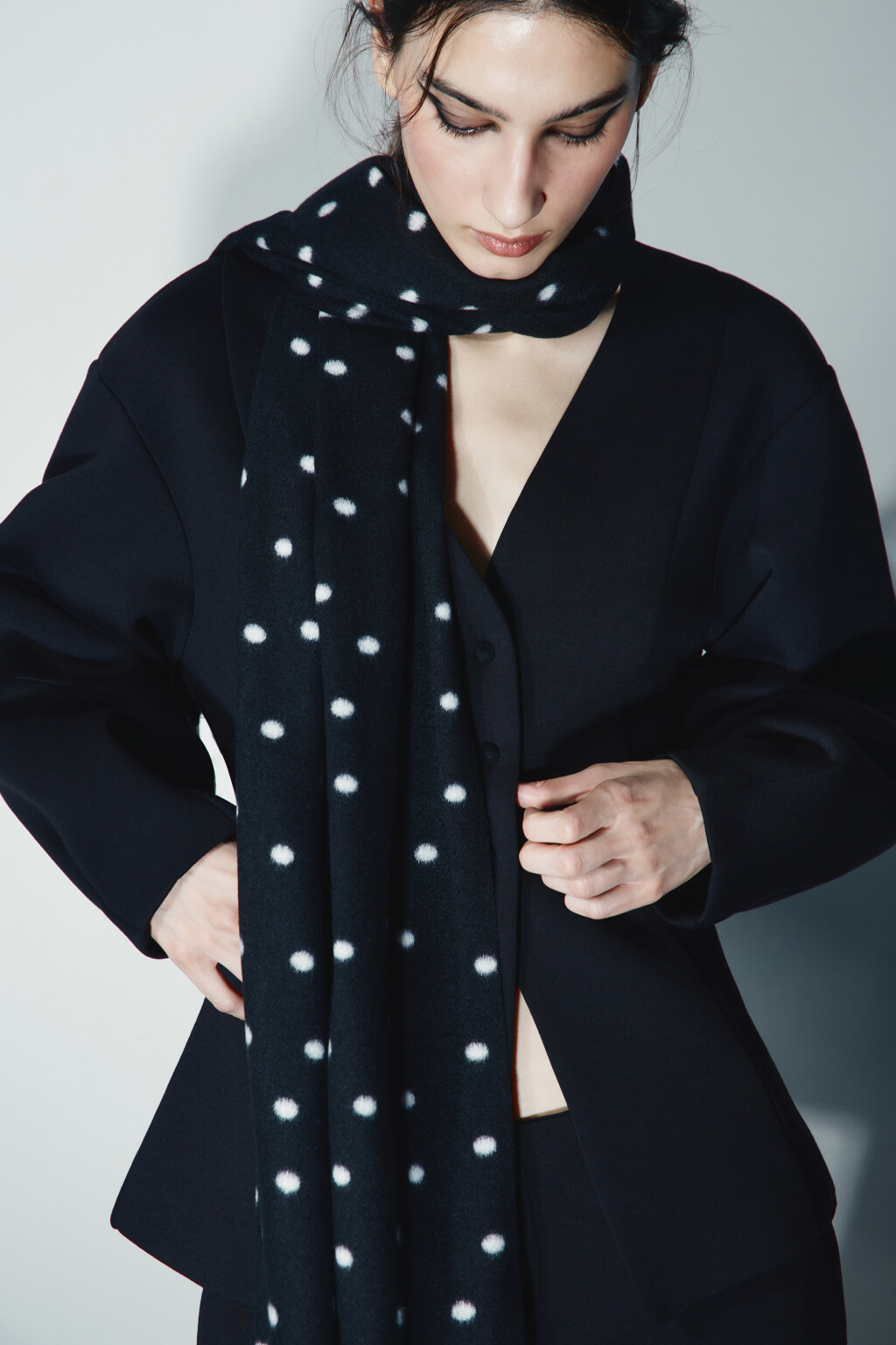 Шарф тонкий в горошек - цвет черный - 1