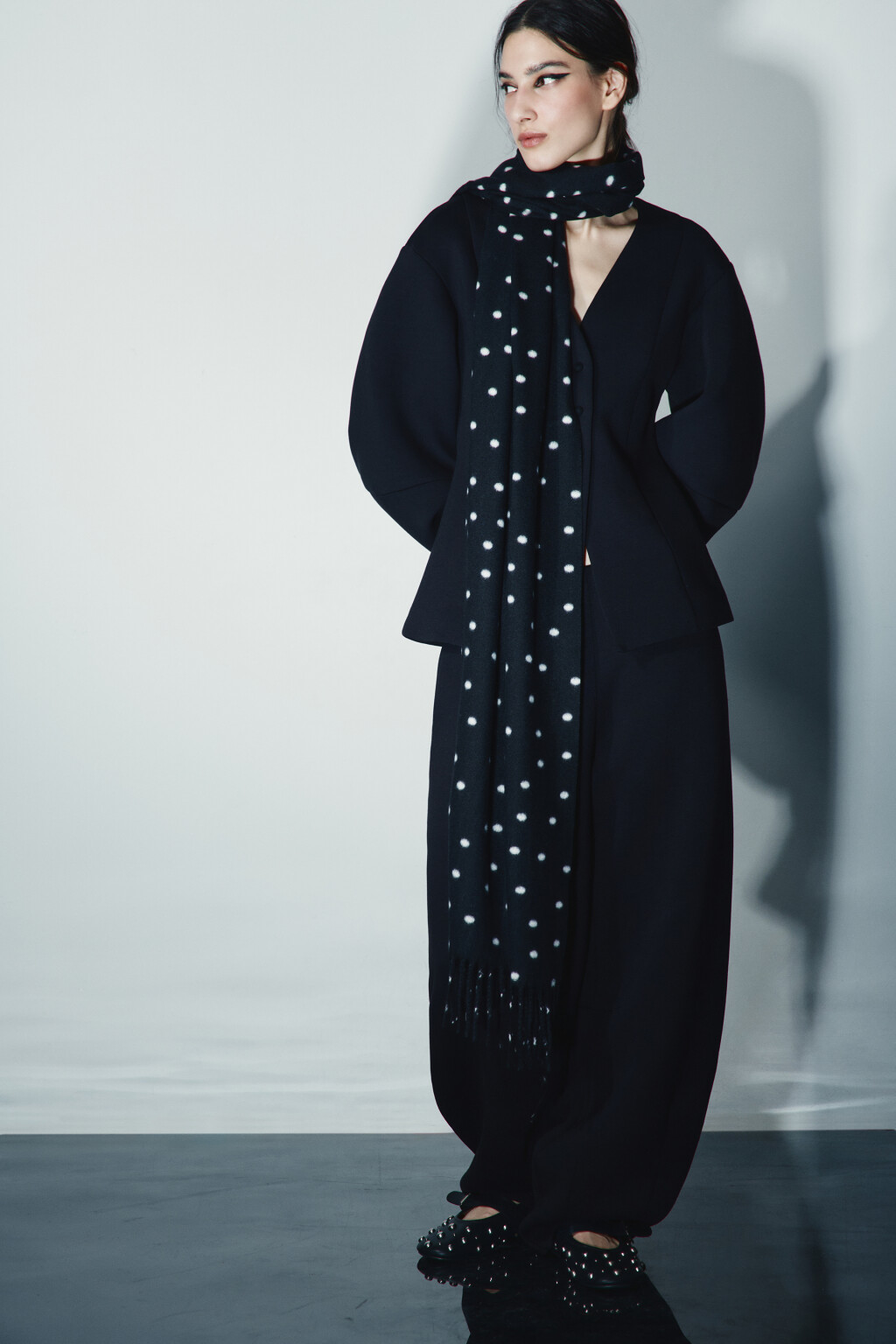 Шарф тонкий в горошек - цвет черный - 2