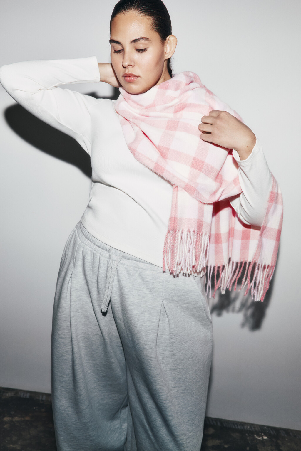 Шарф-палантин тонкий в клетку с бахромой - цвет розовый - 2