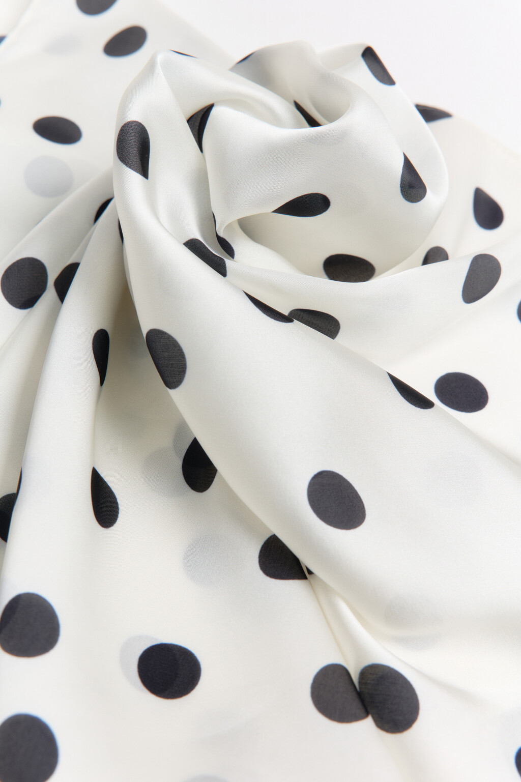 Платок атласный в горошек - цвет черный - 1