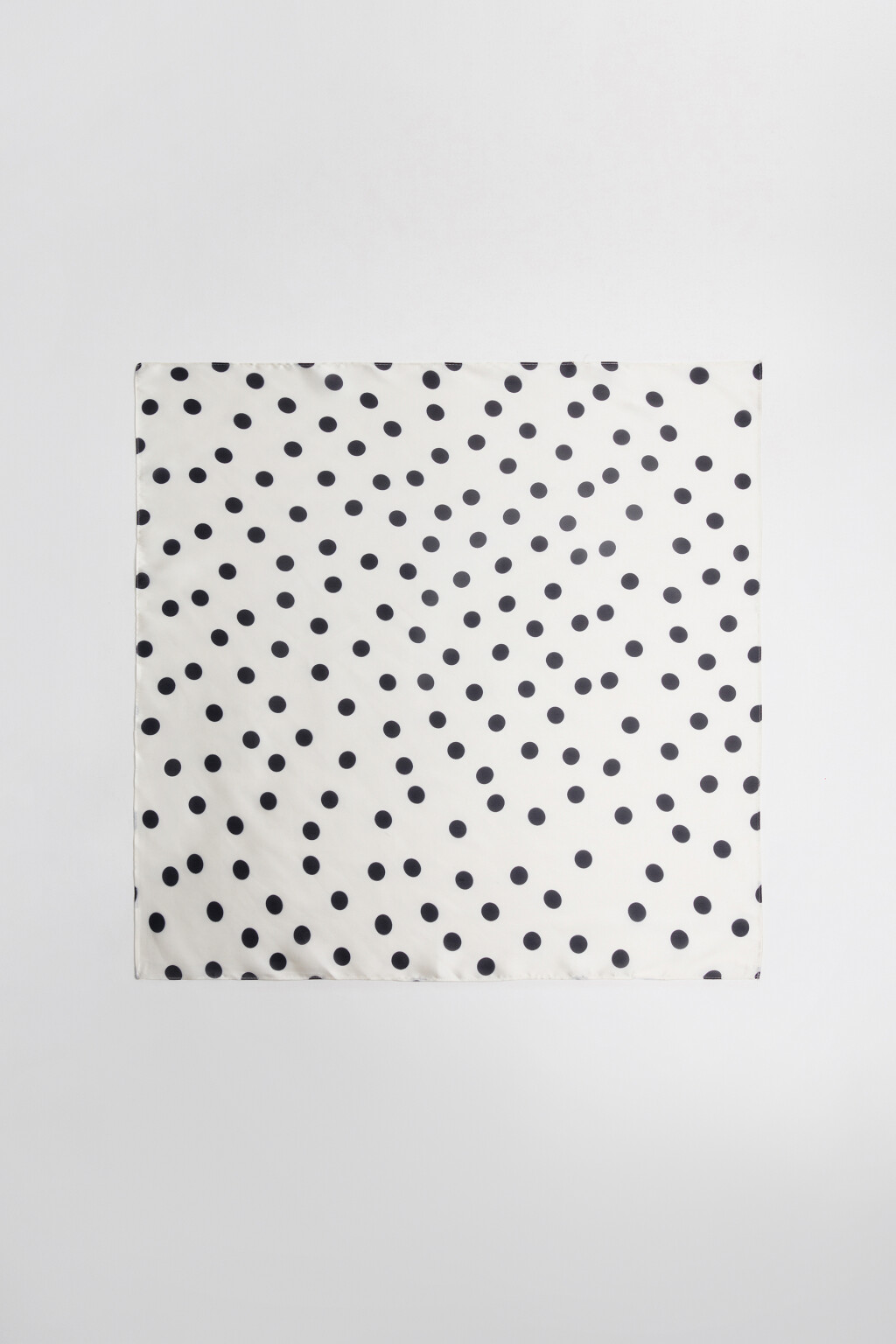 Платок атласный в горошек - цвет черный - 2