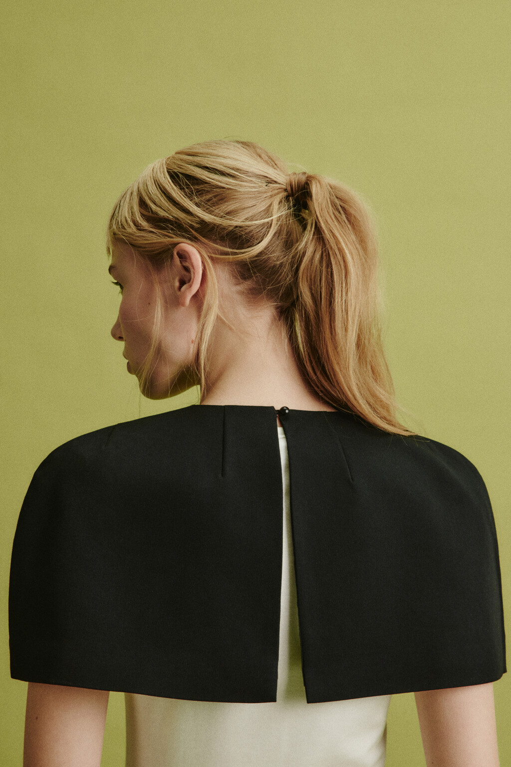 Кейп короткий с вискозой - цвет черный - 4