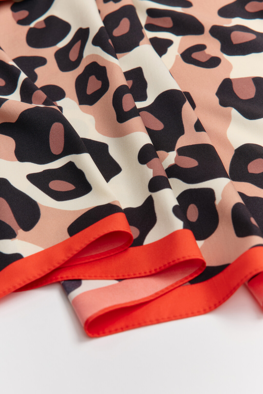 Платок атласный с принтом - цвет коричневый - 1