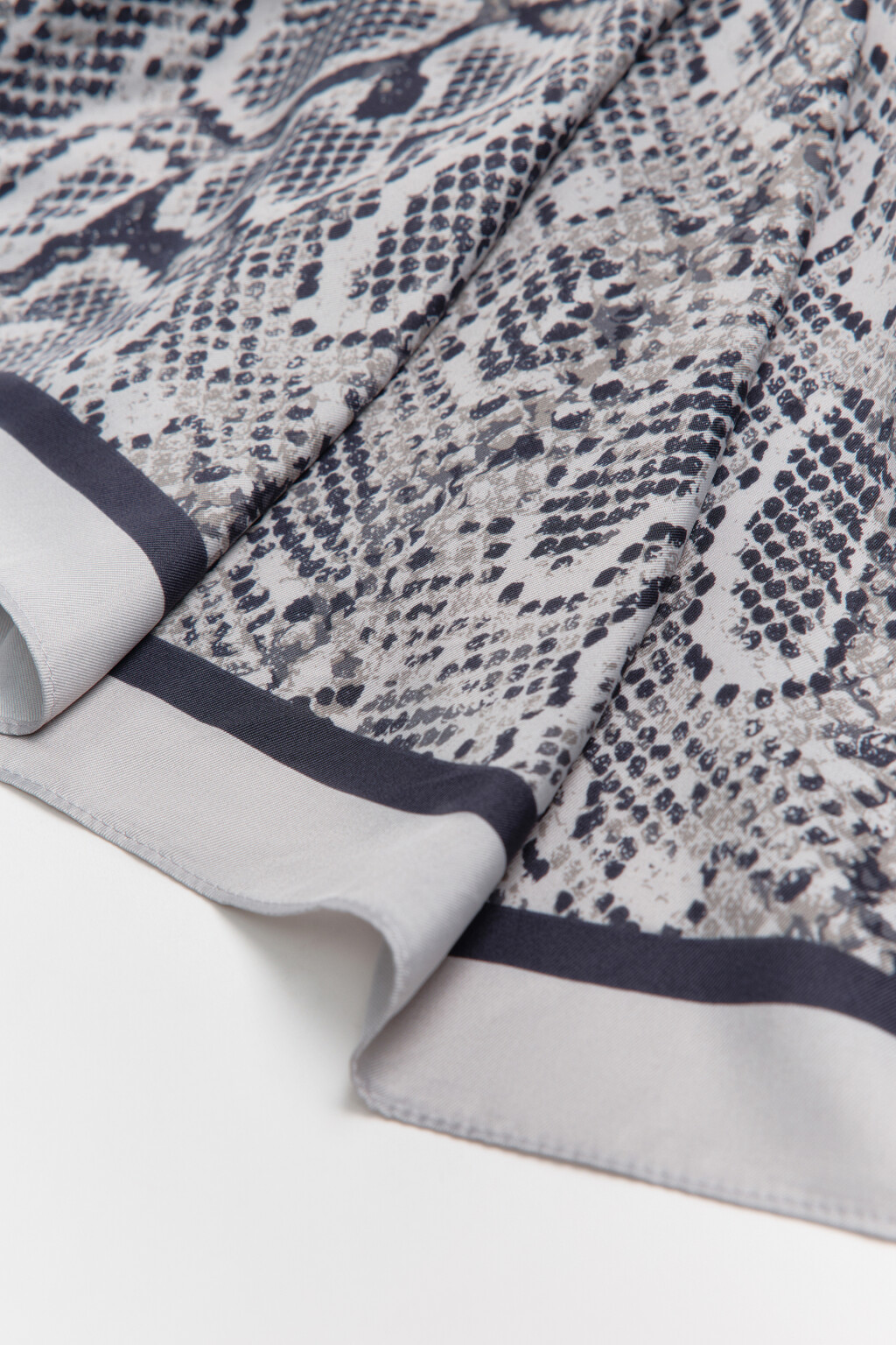 Платок атласный с принтом - цвет серый - 1