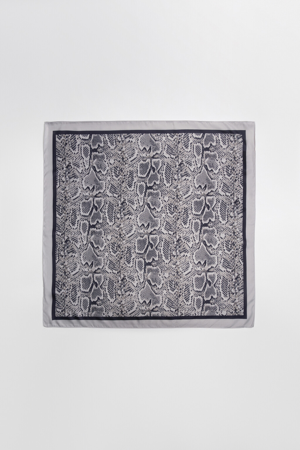 Платок атласный с принтом - цвет серый - 2