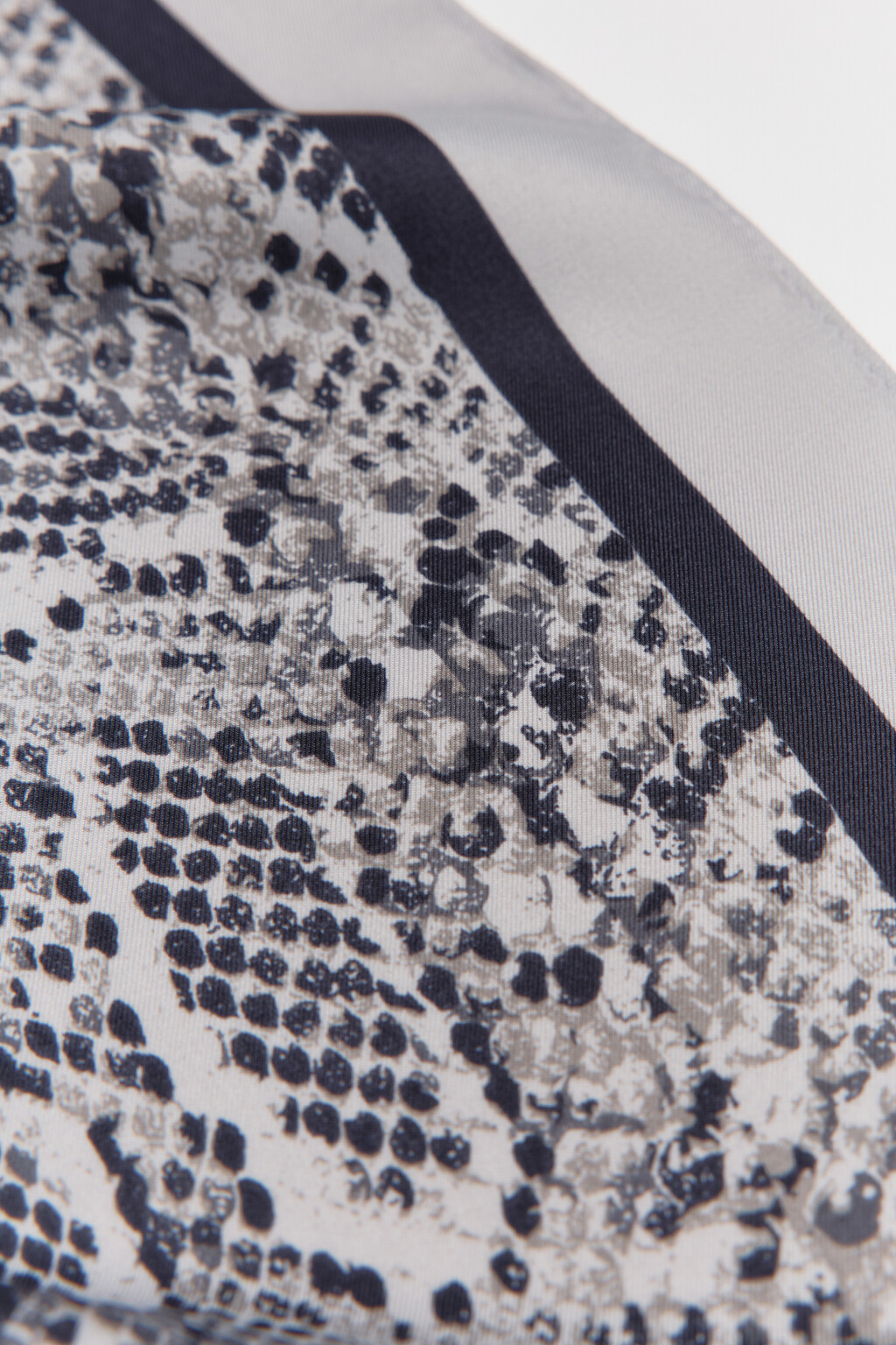 Платок атласный с принтом - цвет серый - 3