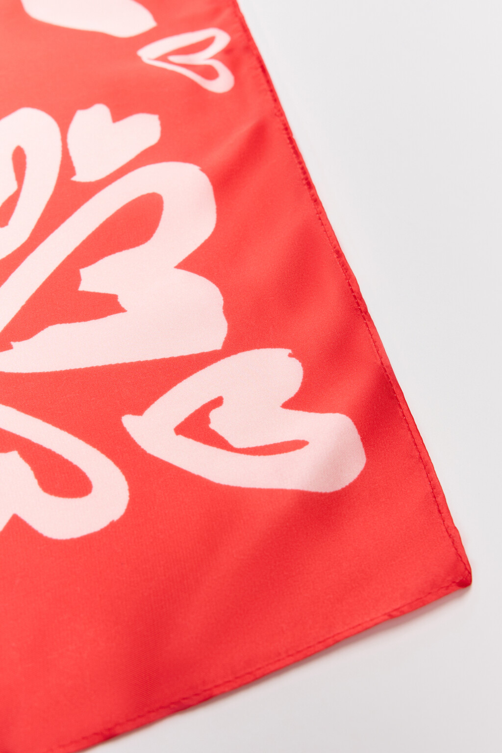 Платок атласный с принтом - цвет красный - 2