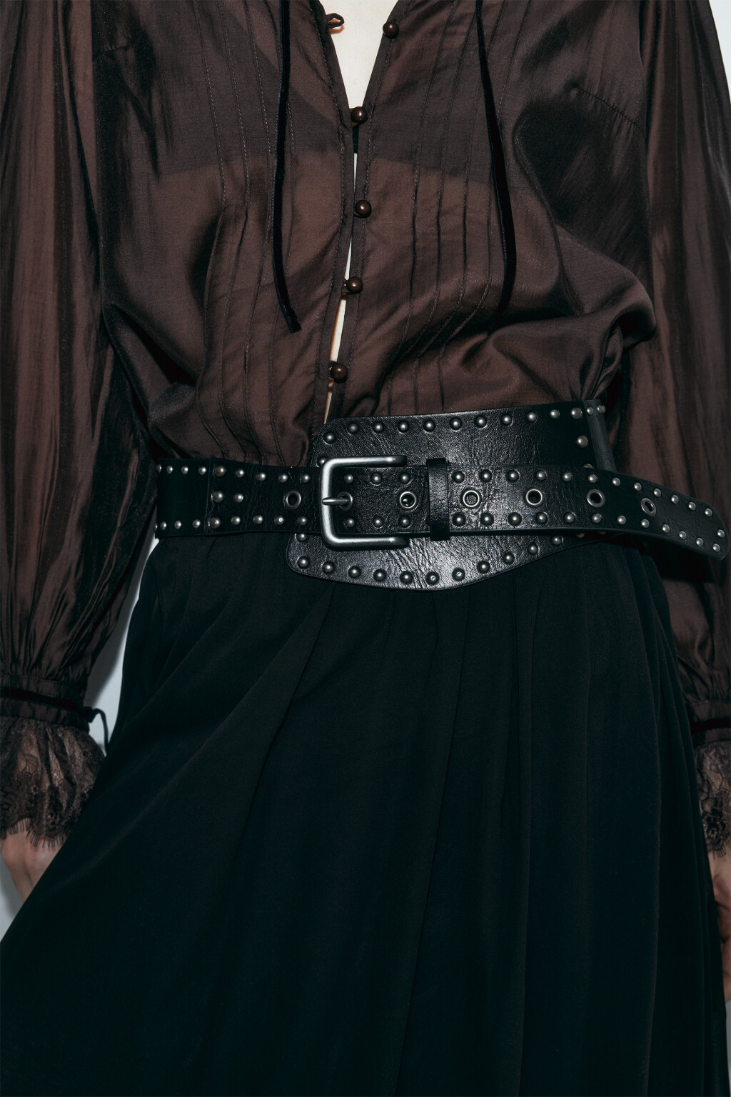 Ремень-пояс с люверсами и заклепками - цвет черный - 2