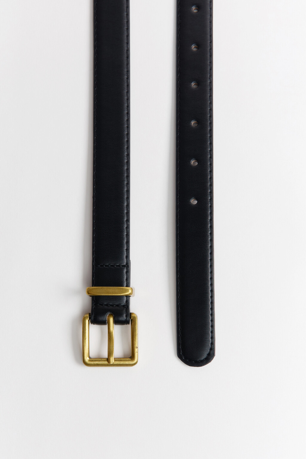 Ремень тонкий с золотистой пряжкой - цвет черный - 2