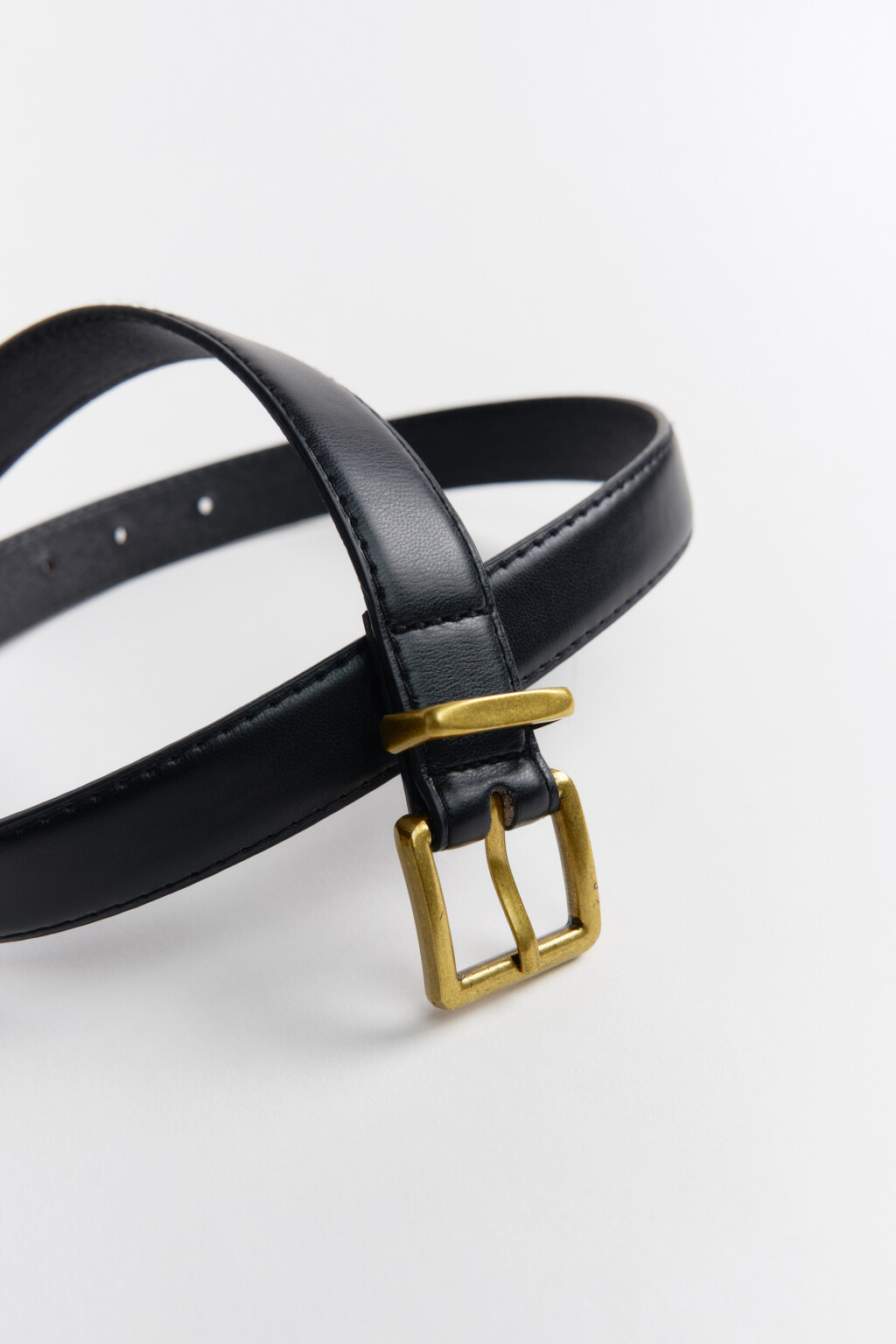 Ремень тонкий с золотистой пряжкой - цвет черный - 3