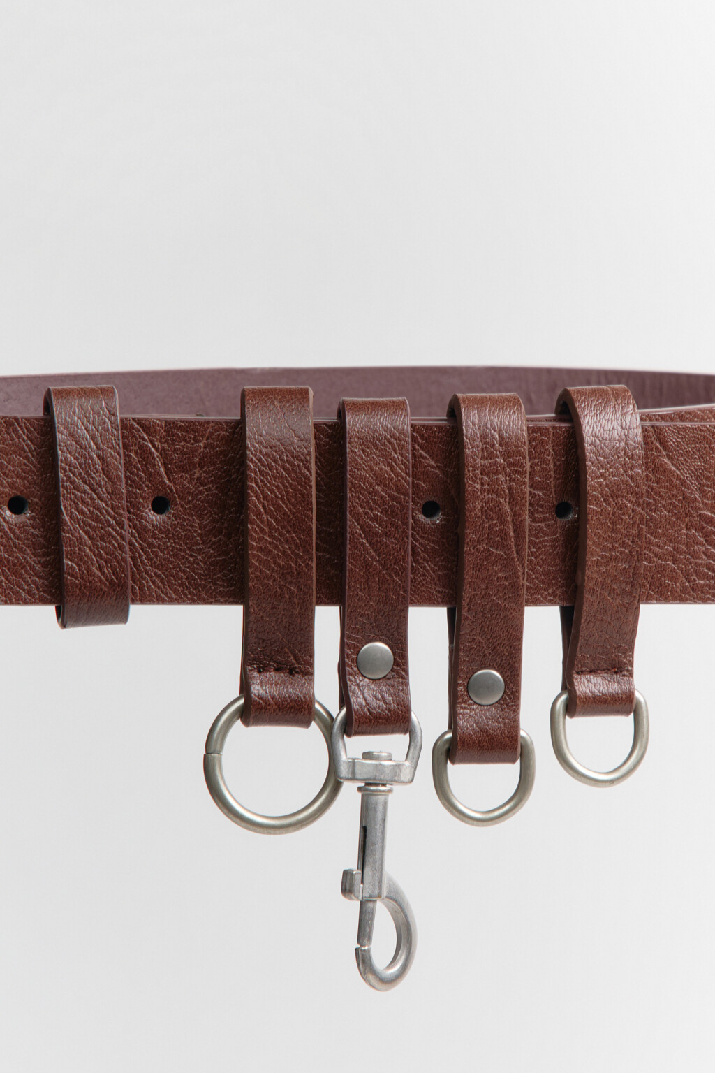 ремень с кожаной фактурой и карабинами - цвет коричневый - 2
