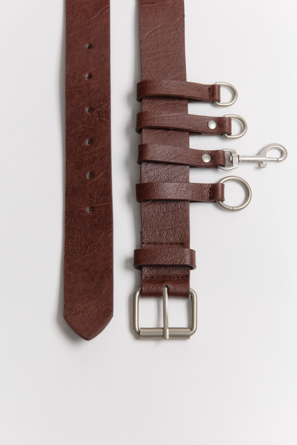 ремень с кожаной фактурой и карабинами - цвет коричневый - 3