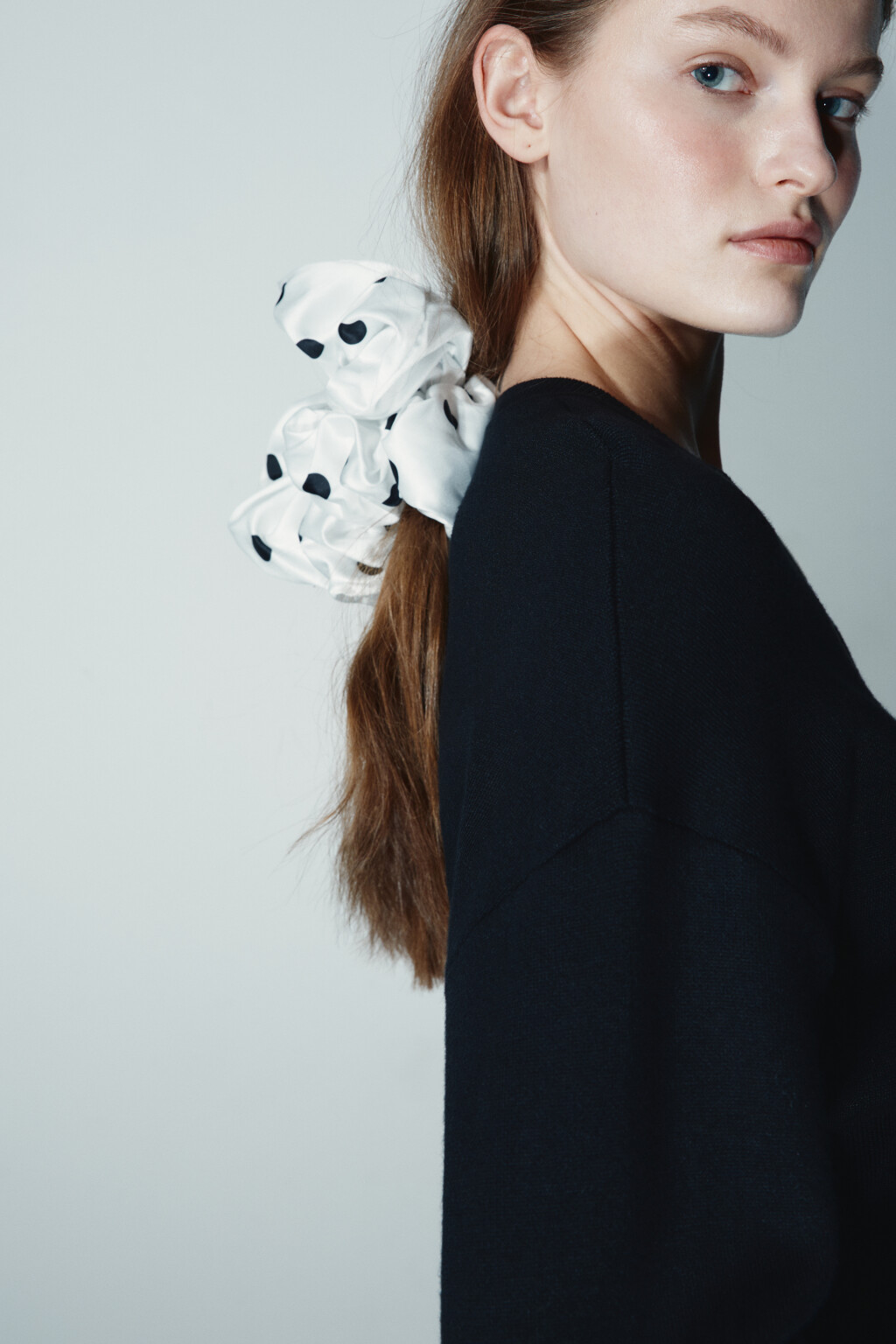 Резинка для волос атласная в горошек - цвет белый - 1